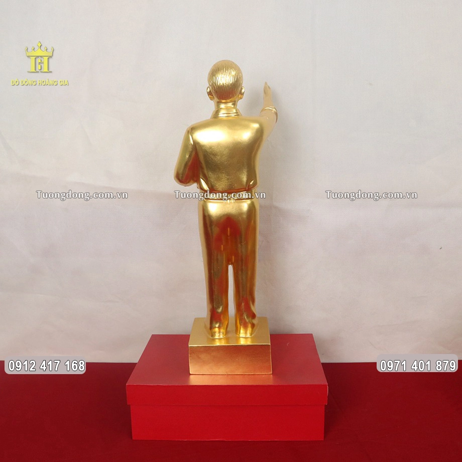 Hình ảnh phía sau của bức tượng đồng